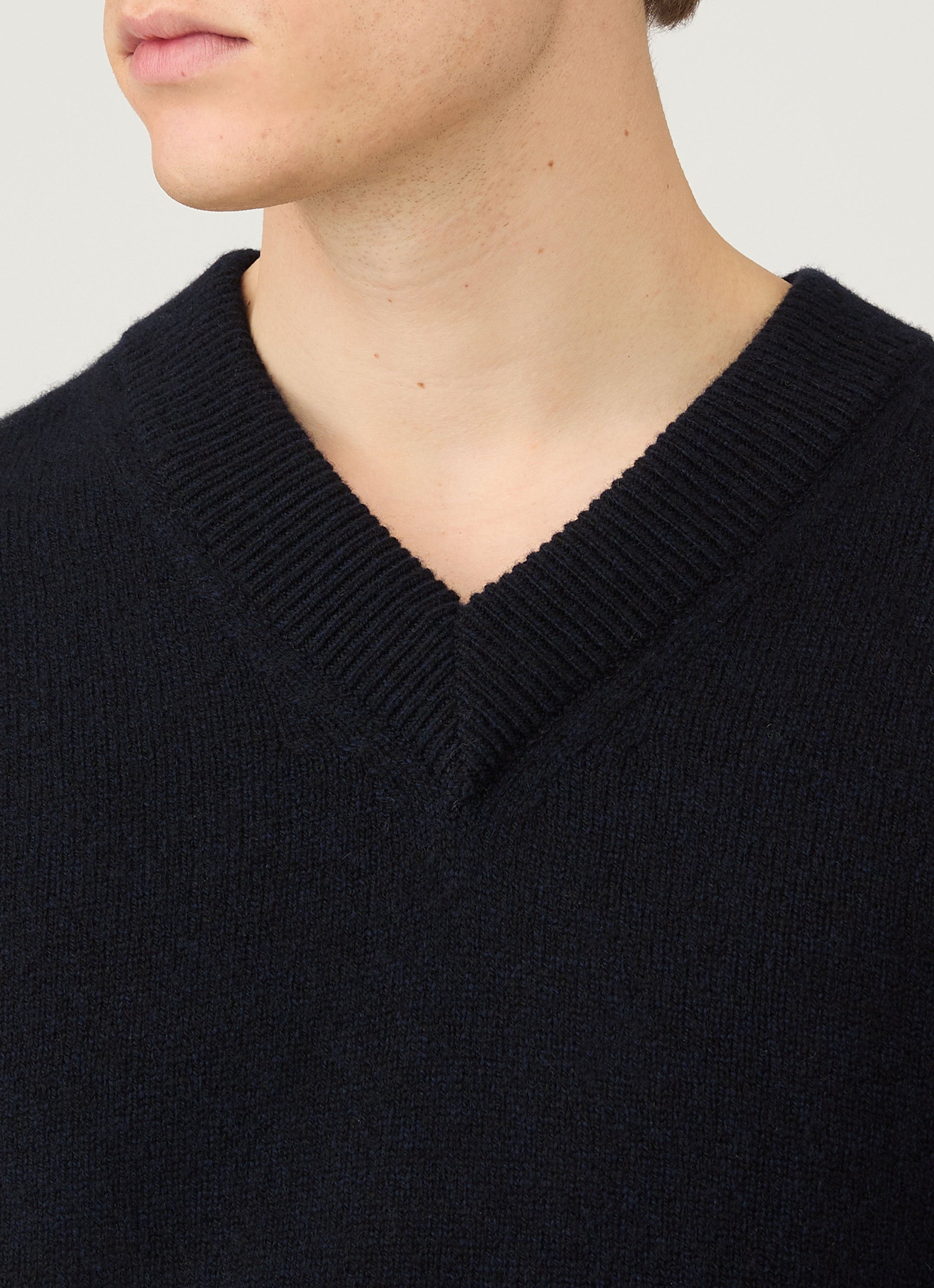 Men's Lambswool V-neck Jumper in Dark Navy Mouline