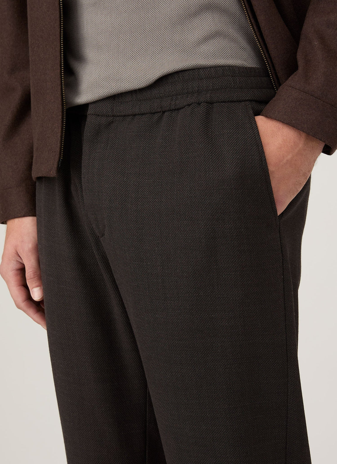 Men's Textured Wool Drawstring Trouser in Truffle