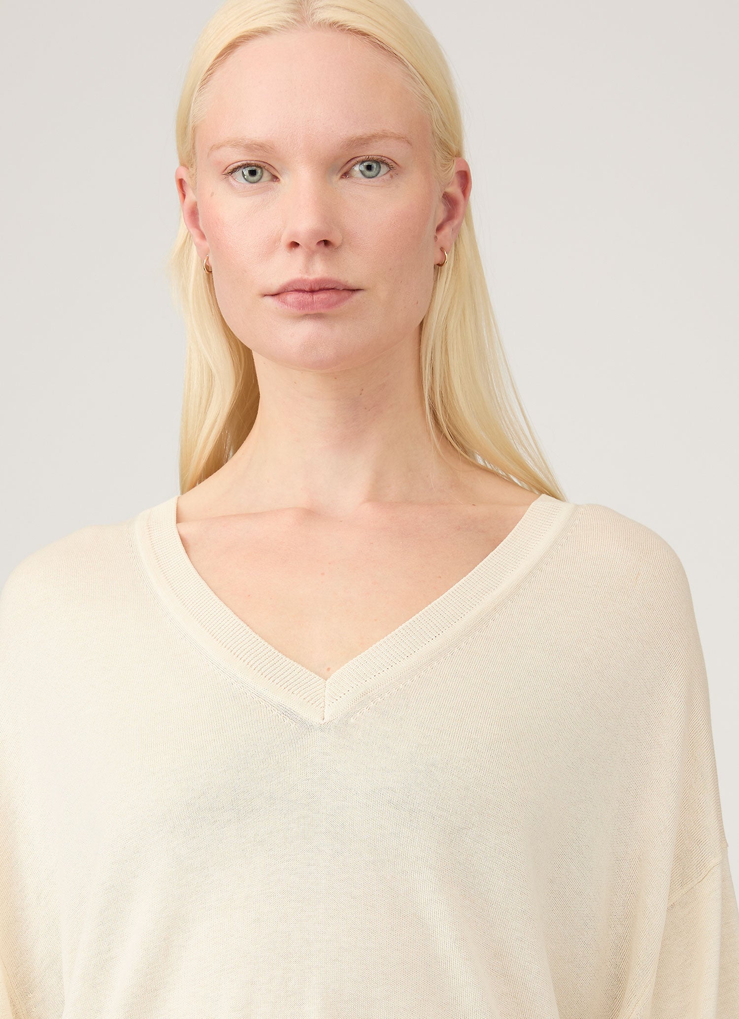 Women's Relaxed Mulberry Silk V-neck Jumper in Ecru