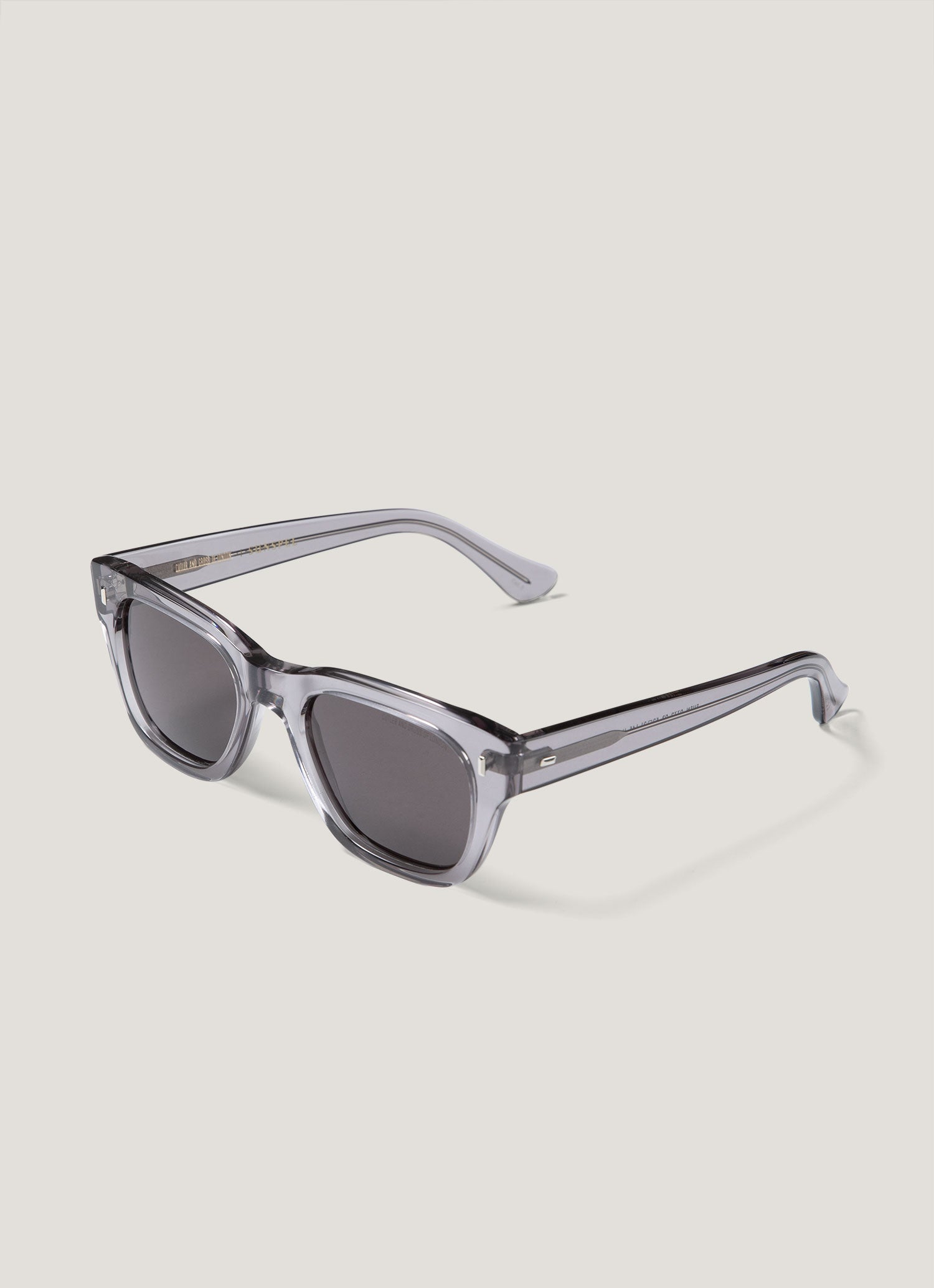 Cutler and Gross ラウンド サングラス シルバー Cutler and Gross Sunglasses in Pewter | Sunspel