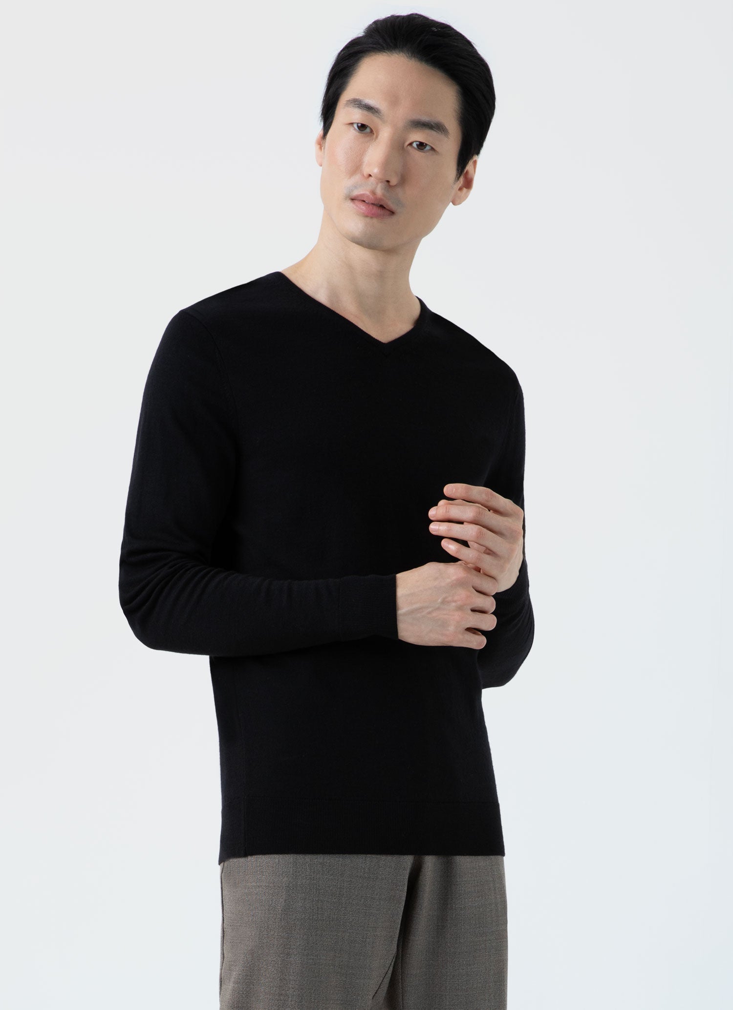 Men's Extra-Fine Merino V-neck in Black | Sunspel