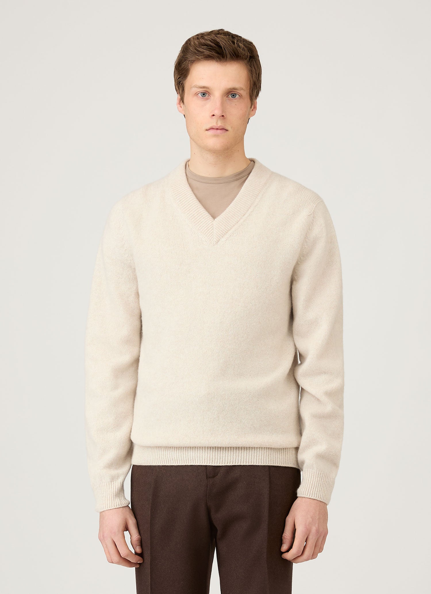Men's Lambswool V-neck Jumper in Oatmeal Melange | Sunspel
