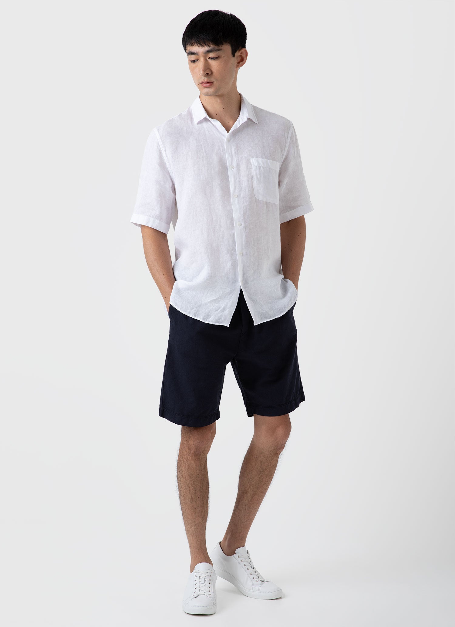 Men's Cotton Linen Drawstring Shorts in Navy | Sunspel