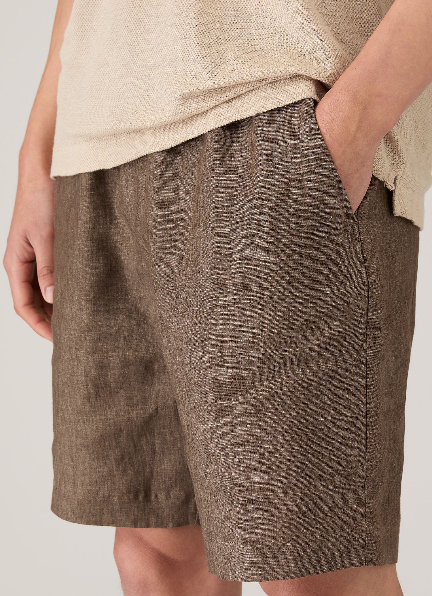 Men's Linen Drawstring Short in Dark Walnut | Sunspel