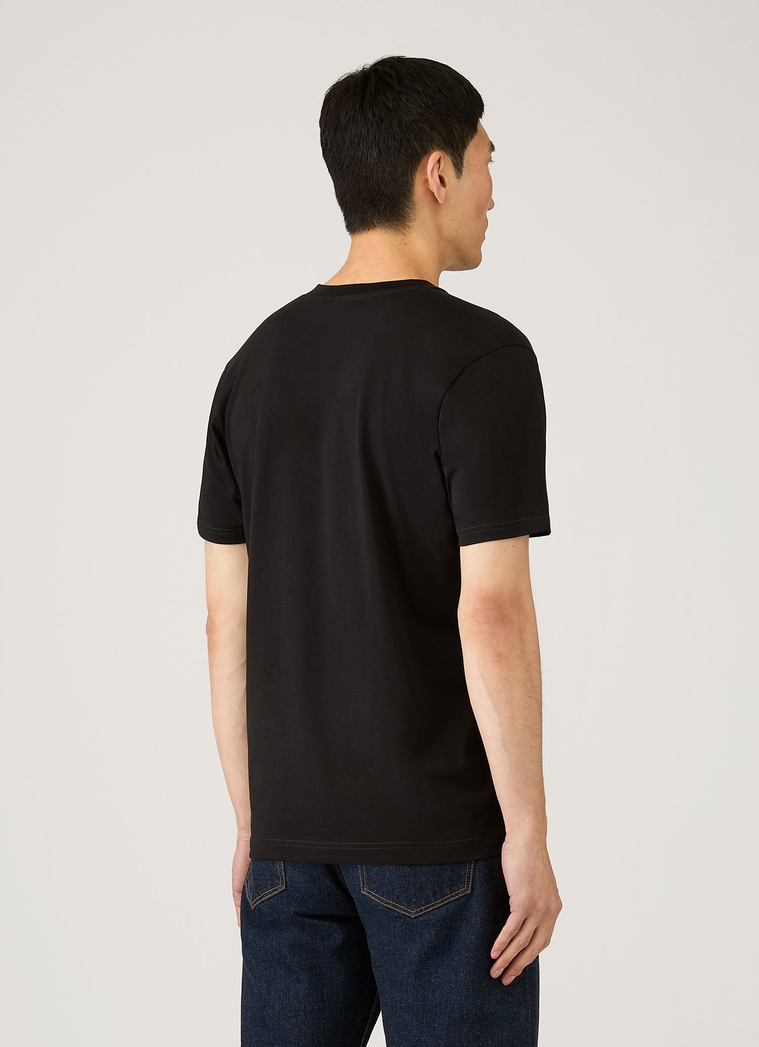 Men's Riviera Midweight V‑neck T‑shirt in Black | Sunspel