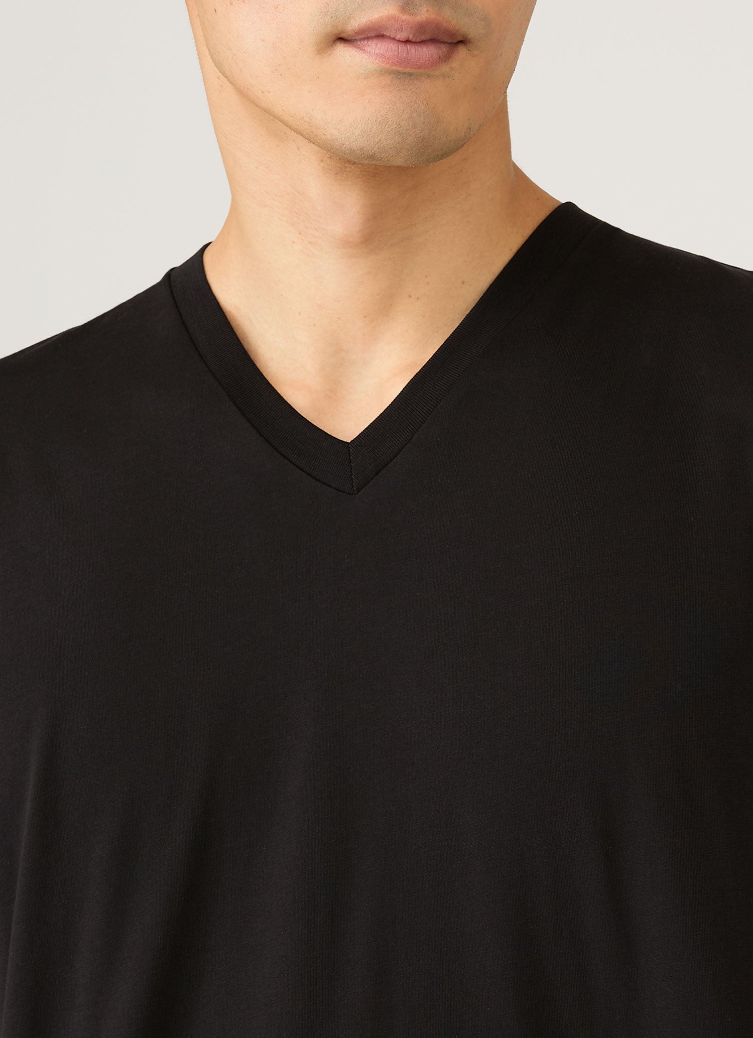 Men's Riviera Midweight V‑neck T‑shirt in Black | Sunspel