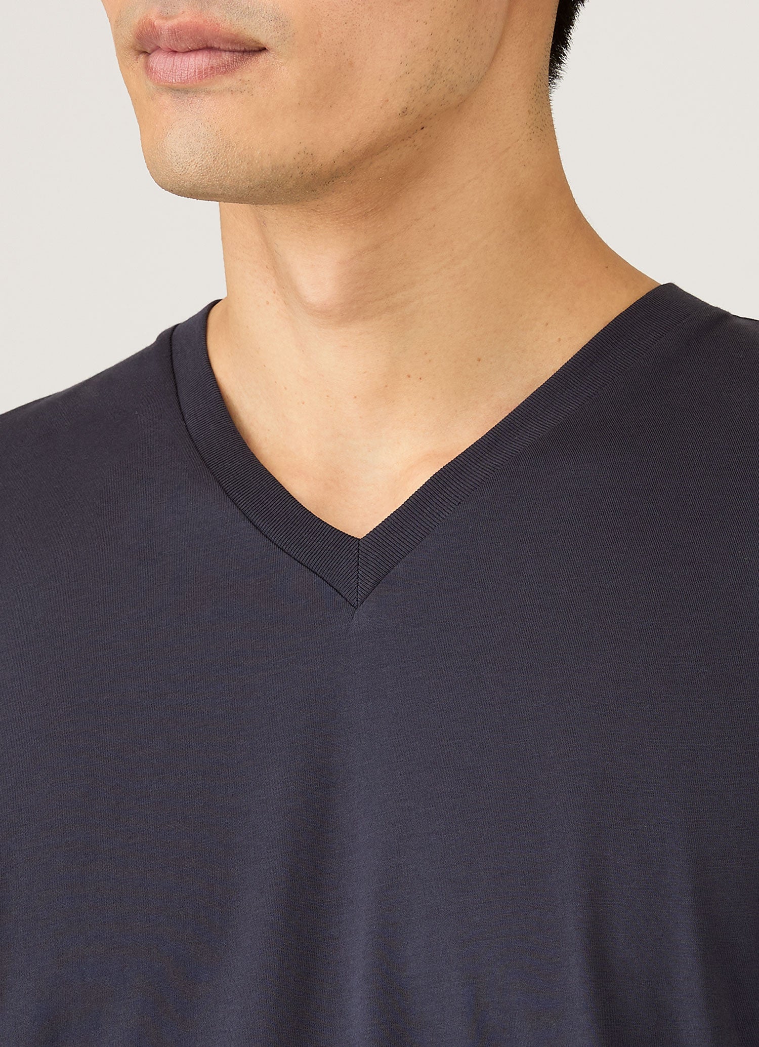 Men's Riviera Midweight V‑neck T‑shirt in Navy | Sunspel