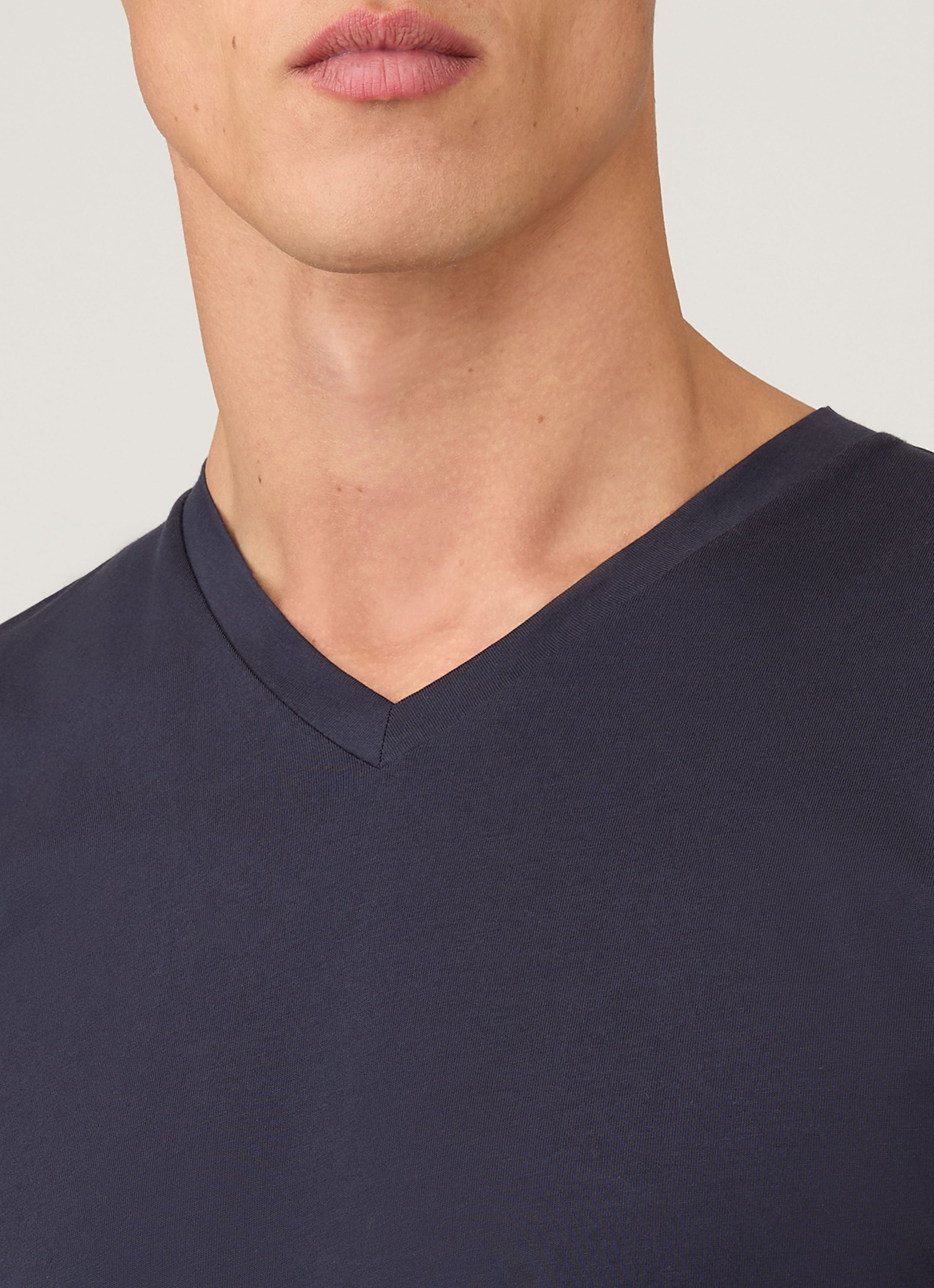 Men's Riviera V-neck T-shirt in Navy
