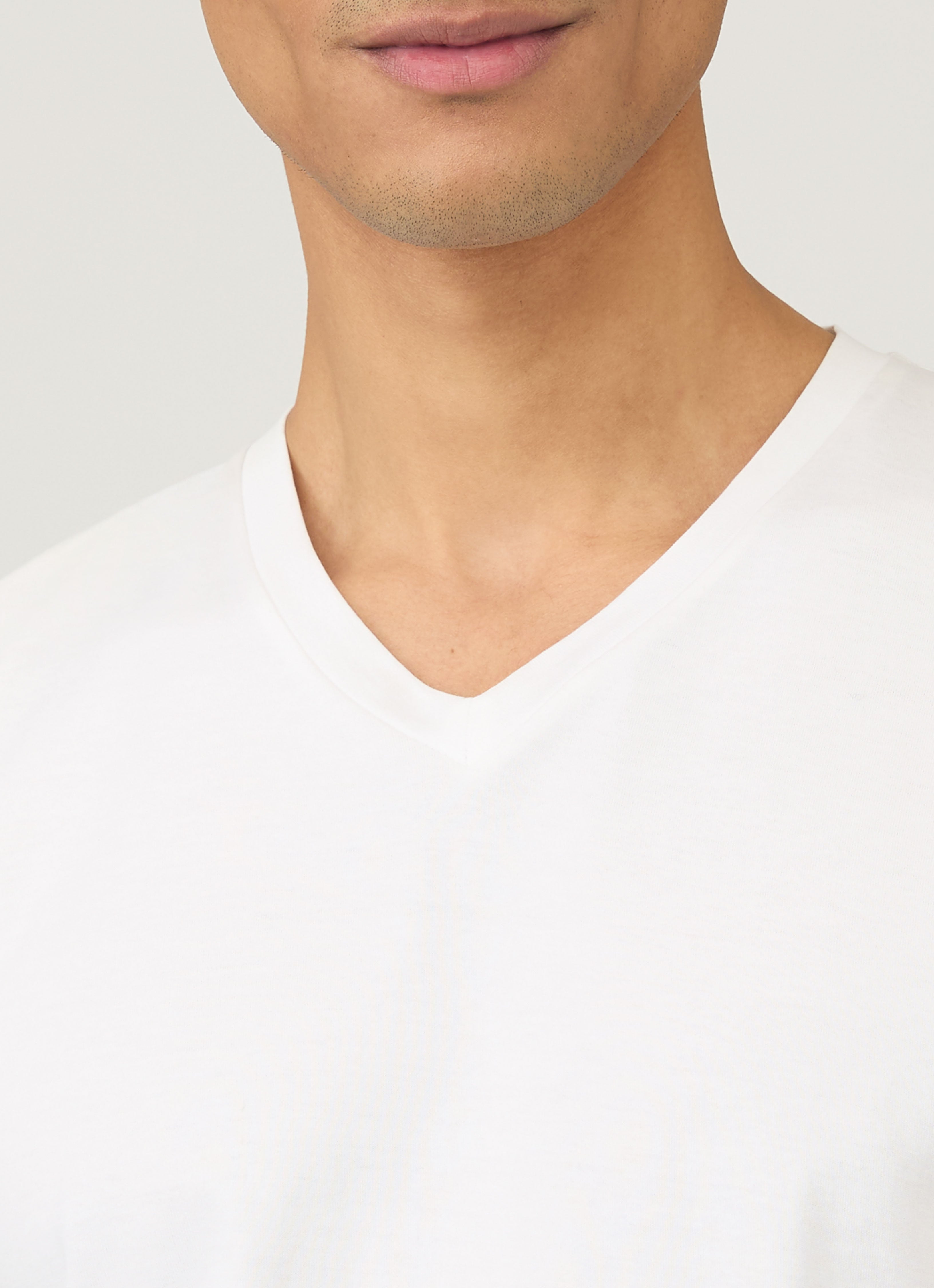 Men's Riviera Midweight V-neck T-shirt in White | Sunspel
