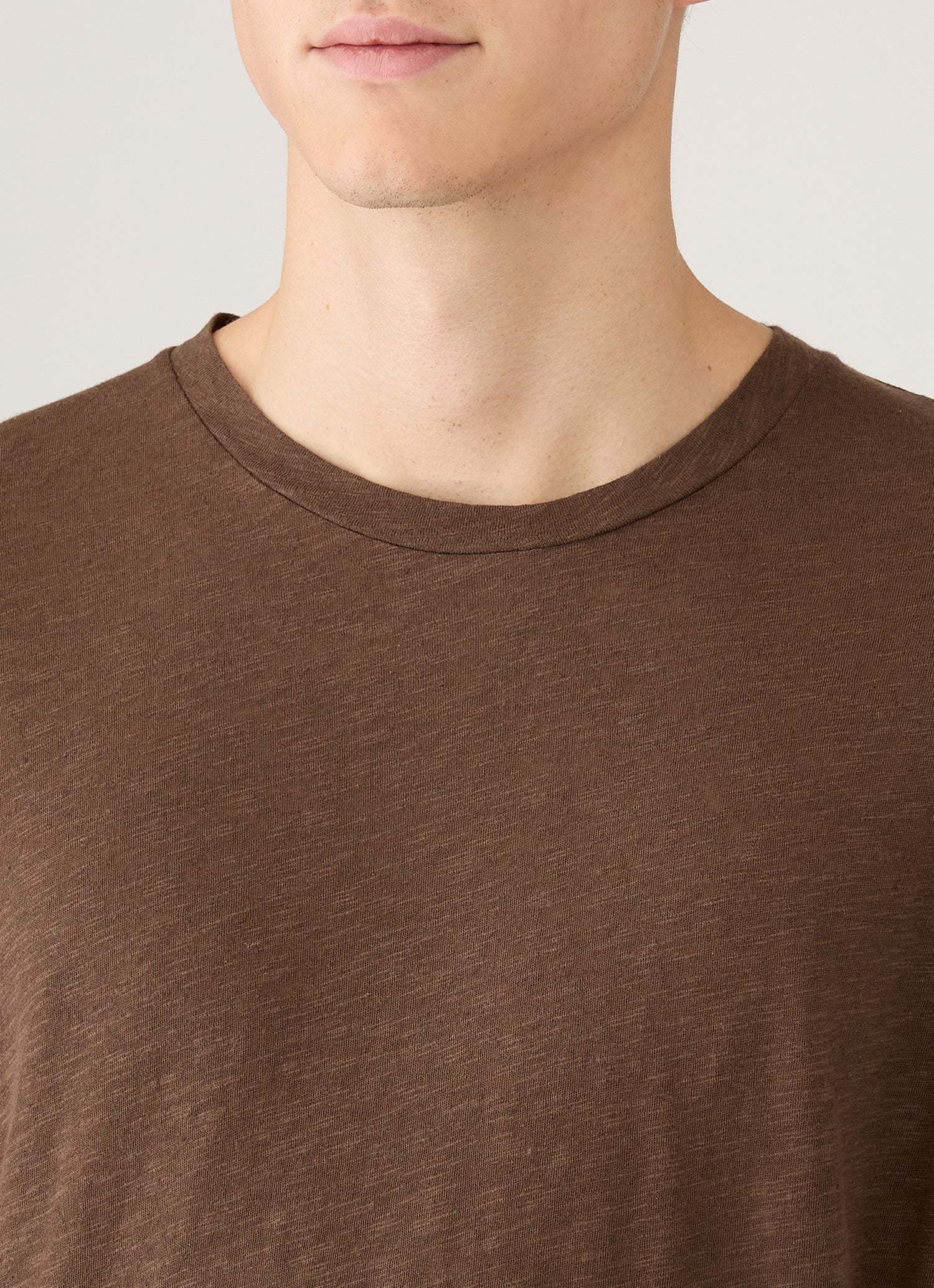 Men's Cotton Linen T-shirt in Dark Walnut | Sunspel