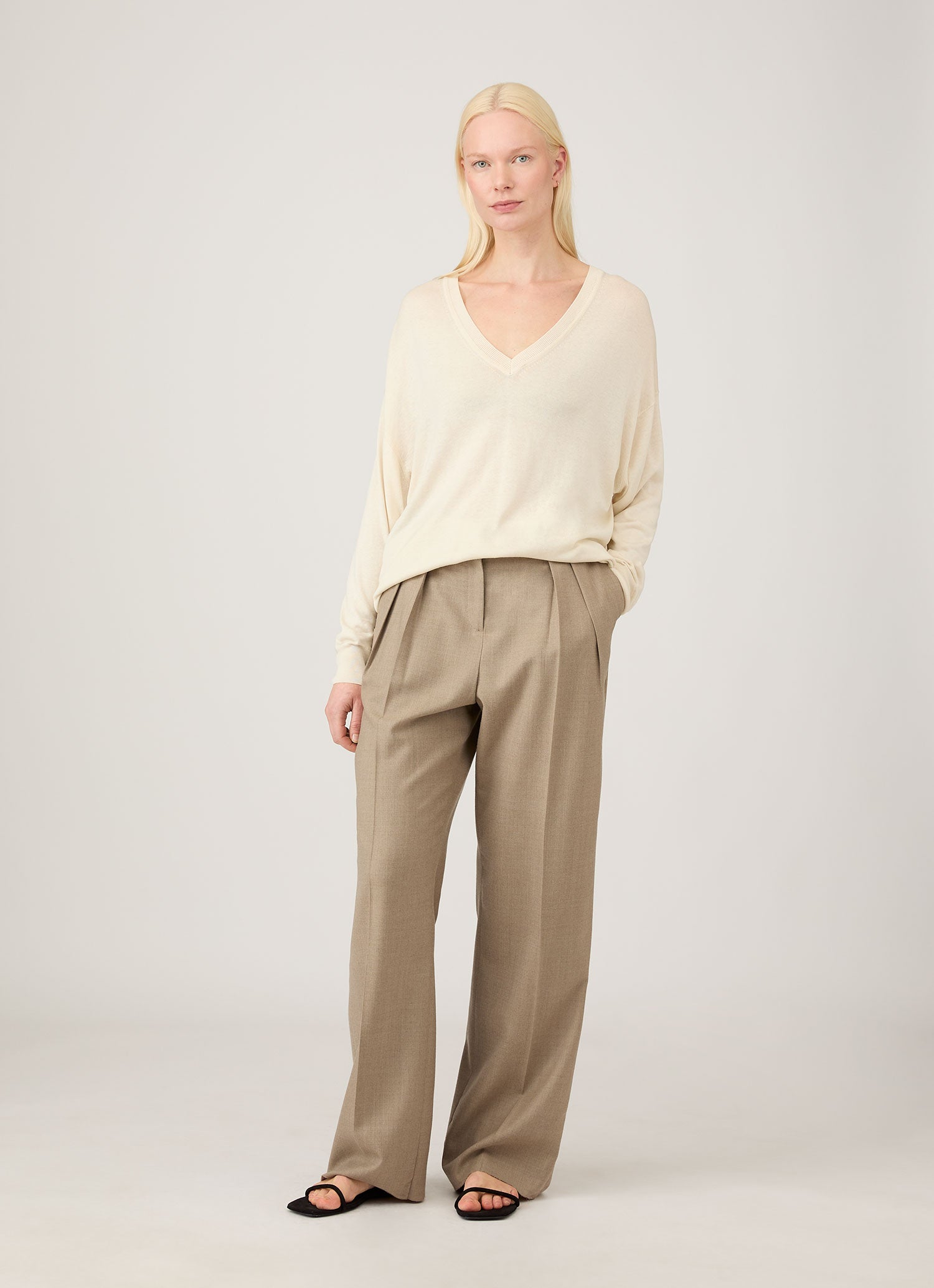 Women's Relaxed Mulberry Silk V-neck Jumper in Ecru | Sunspel