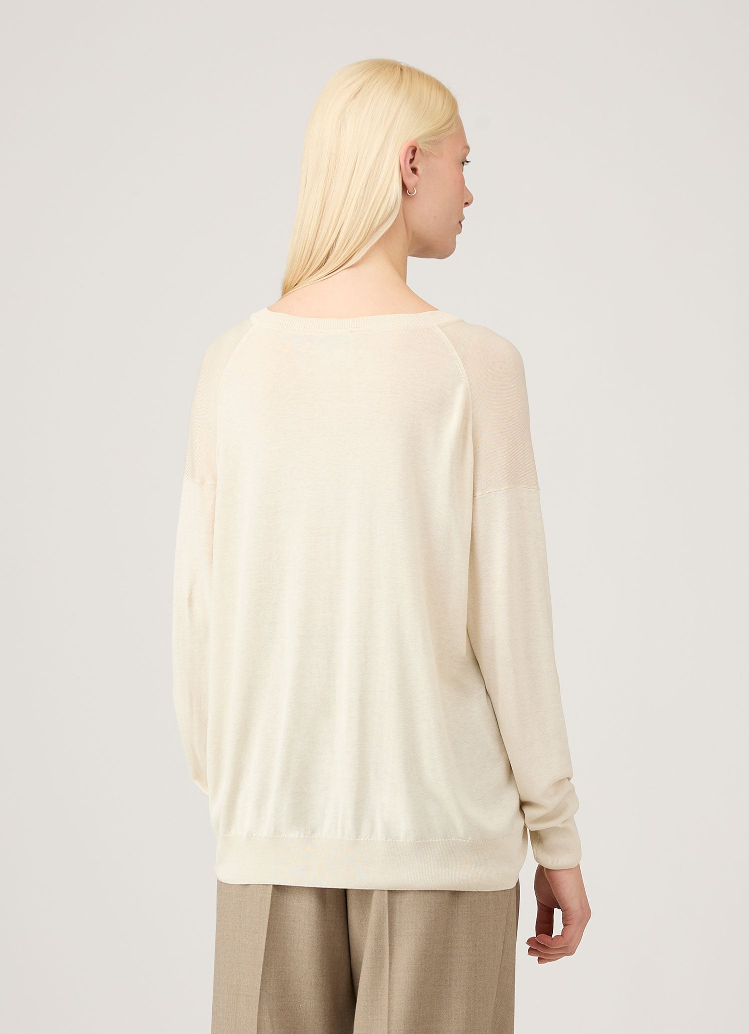 Women's Relaxed Mulberry Silk V-neck Jumper in Ecru | Sunspel